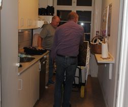 Søren & Peter sætter nyt komfur i køkkenet